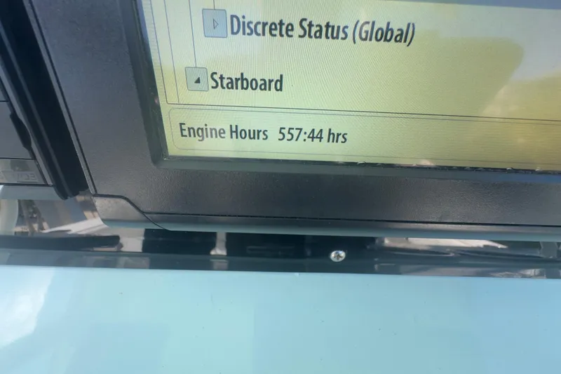 Slide: The Image of Display showing engine hours of 557:44 on a 2000 Pursuit 2870 Center Console. - 6
