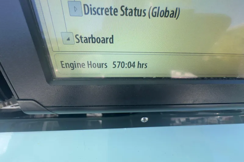 Slide: The Image of Display showing engine hours of 570:04 on a 2000 Pursuit 2870 Center Console. - 7