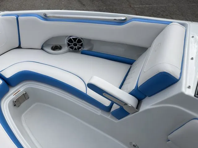 Slide: The Image of Crownline Boats 220 SS 2026 - 13
