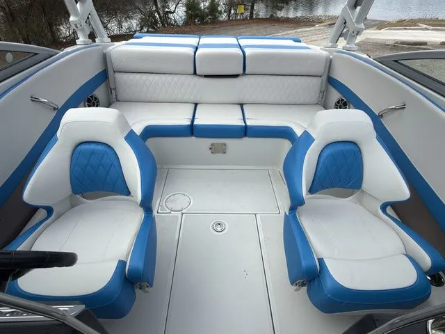 Slide: The Image of Crownline Boats 220 SS 2026 - 15