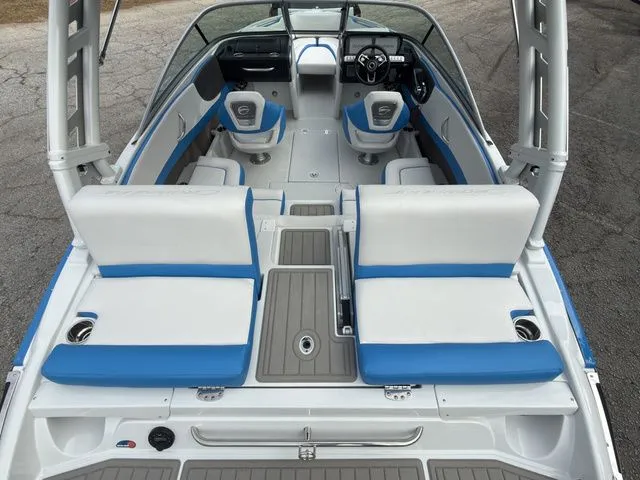 Slide: The Image of Crownline Boats 220 SS 2026 - 7