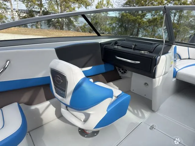 Slide: The Image of Crownline Boats 220 SS 2026 - 9