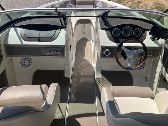 Slide: The Image of Sea Ray 210 SLX 2013 - 10