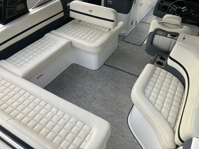 Slide: The Image of Cobalt R7 Surf 2021 - 15