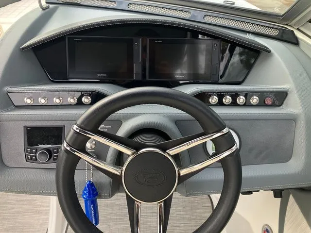 Slide: The Image of Cobalt R7 Surf 2021 - 22