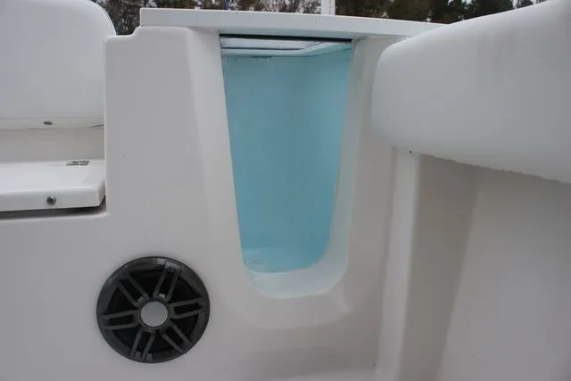 Slide: The Image of Sea Fox 228 Commander 2025 - 11