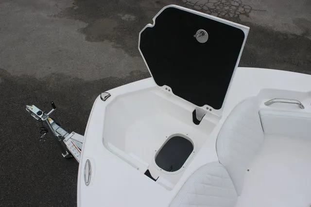 Slide: The Image of Sea Fox 228 Commander 2025 - 18