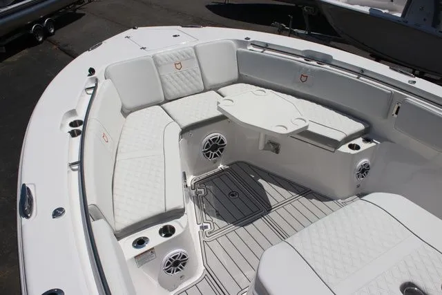 Slide: The Image of Sea Fox 328 Commander 2025 - 10