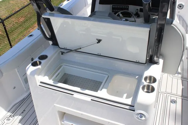 Slide: The Image of Sea Fox 328 Commander 2025 - 14