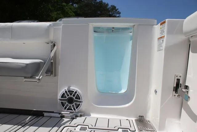 Slide: The Image of Sea Fox 328 Commander 2025 - 15