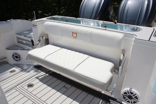 Slide: The Image of Sea Fox 328 Commander 2025 - 16