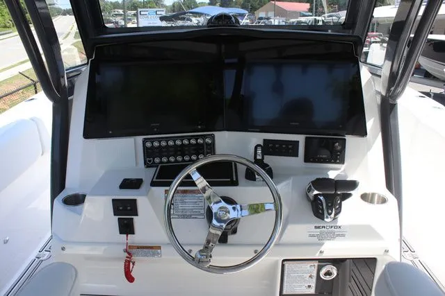 Slide: The Image of Sea Fox 328 Commander 2025 - 9