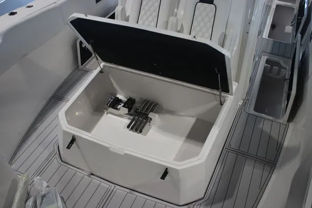 Slide: The Image of Sea Fox Commander 328 2026 - 13