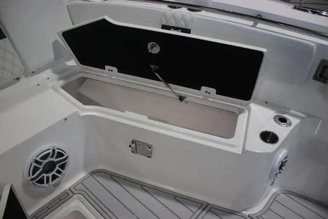 Slide: The Image of Sea Fox Commander 328 2026 - 17