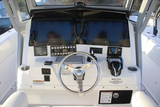 Slide: The Image of Sea Fox 328 Commander 2026 - 17