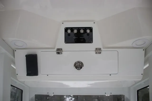 Slide: The Image of Sea Fox Commander 268 2026 - 12