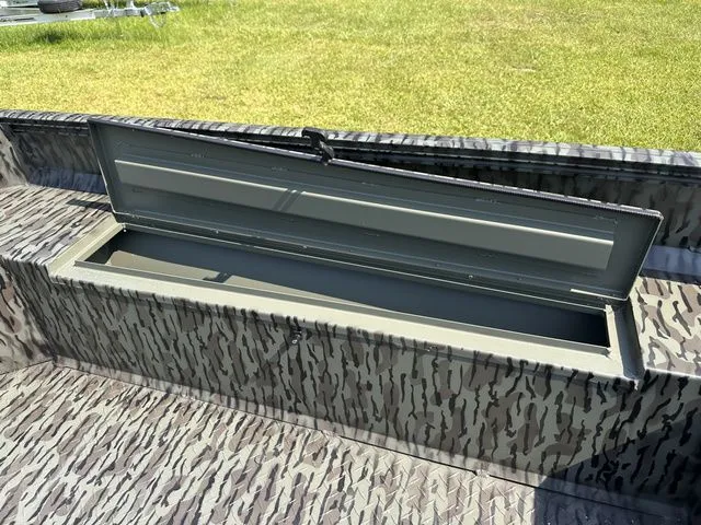 Slide: The Image of Edge Boats 553 DB 2025 - 11