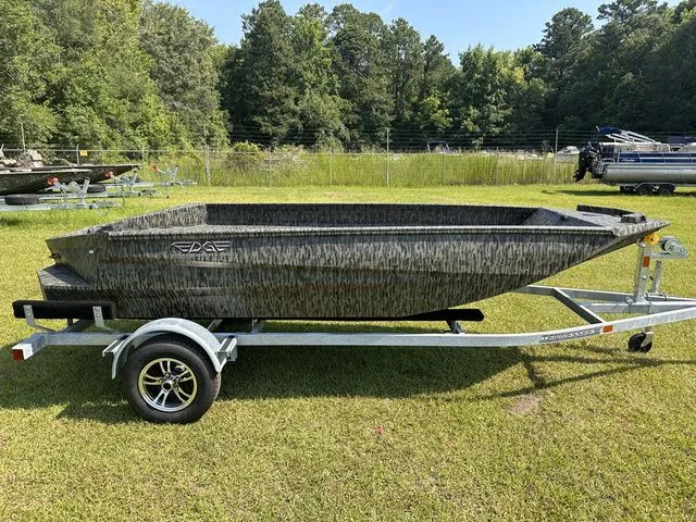 Slide: The Image of Edge Boats 553 DB 2025 - 3