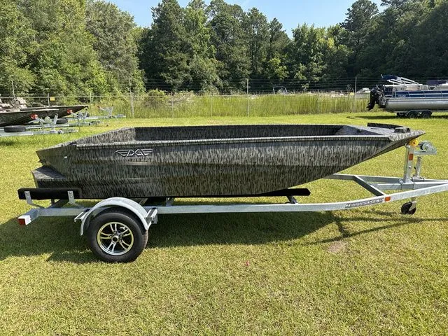 Slide: The Image of Edge Boats 553 DB 2025 - 5