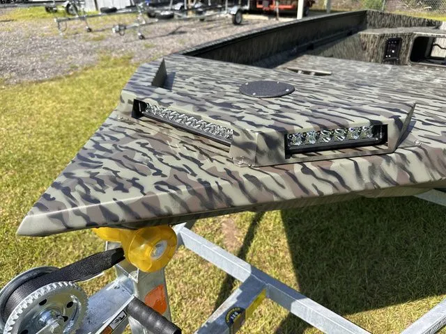 Slide: The Image of Edge Boats 553 DB 2025 - 6