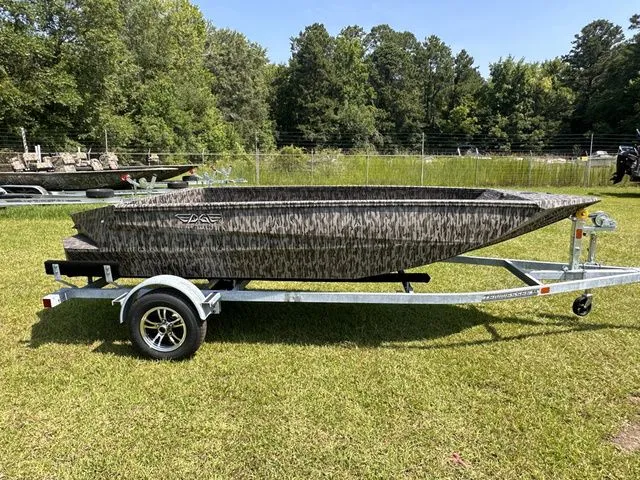 Slide: The Image of Edge Boats 553 DB 2025 - 10