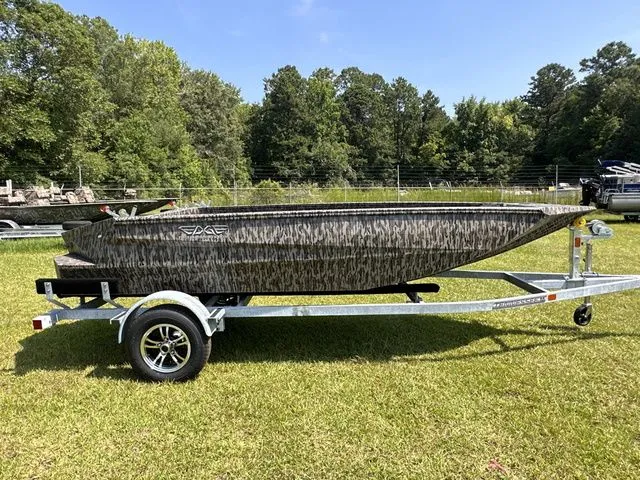 Slide: The Image of Edge Boats 553 DB 2025 - 11