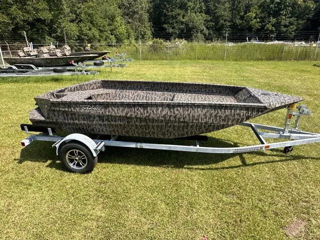 Slide: The Image of Edge Boats 553 DB 2025 - 5