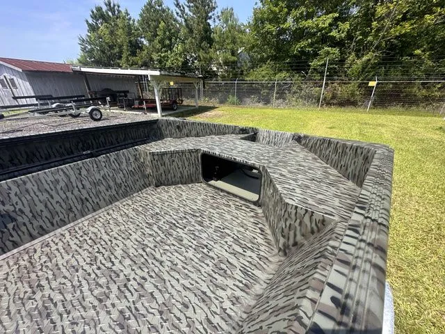 Slide: The Image of Edge Boats 553 DB Sportsman 2025 - 7