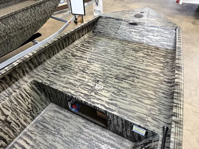 Slide: The Image of Edge Boats 553 DB 2026 - 4