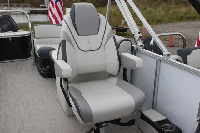 Slide: The Image of Avalon LSZ - 23 FT Quad Lounger 2026 - 8