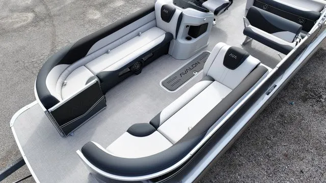 Slide: The Image of Avalon LSZ - 25 FT Entertainer 2026 - 12