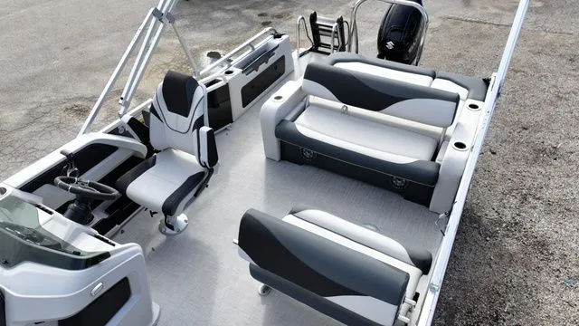 Slide: The Image of Avalon LSZ - 25 FT Entertainer 2026 - 13