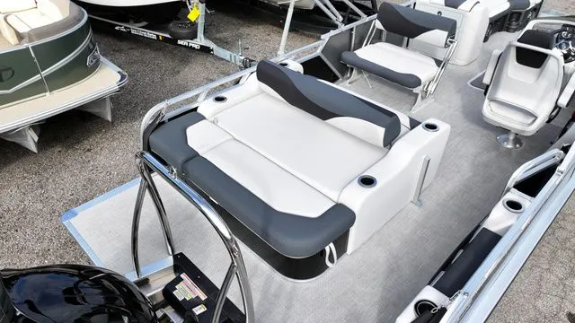 Slide: The Image of Avalon LSZ - 25 FT Entertainer 2026 - 14