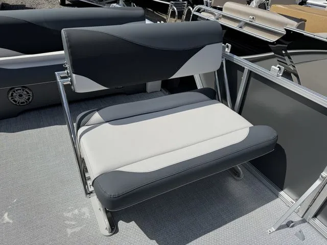 Slide: The Image of Avalon LSZ - 25 FT Entertainer 2026 - 17