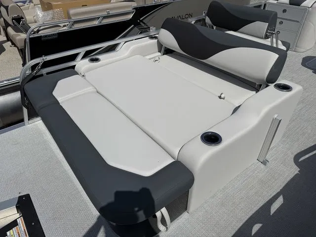 Slide: The Image of Avalon LSZ - 25 FT Entertainer 2026 - 19