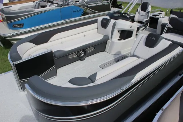 Slide: The Image of Avalon LSZ - 25 FT Entertainer 2026 - 3