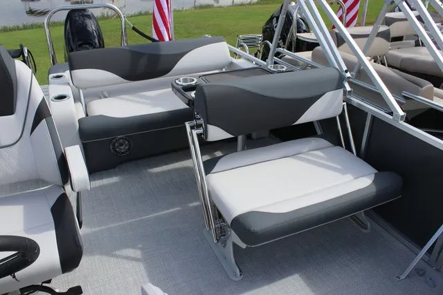 Slide: The Image of Avalon LSZ - 25 FT Entertainer 2026 - 4