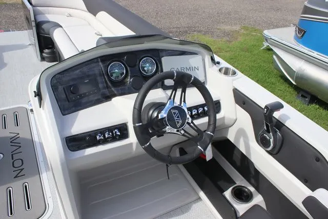 Slide: The Image of Avalon LSZ - 25 FT Entertainer 2026 - 6