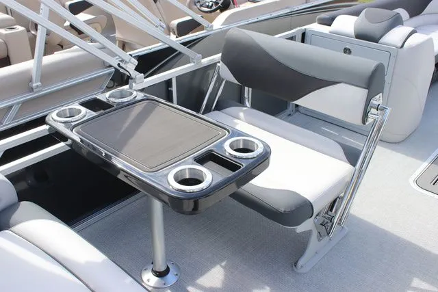 Slide: The Image of Avalon LSZ - 25 FT Entertainer 2026 - 7