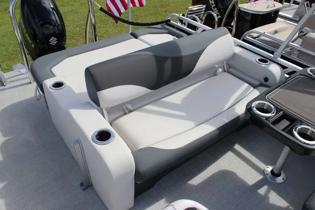 Slide: The Image of Avalon LSZ - 25 FT Entertainer 2026 - 8