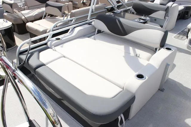 Slide: The Image of Avalon LSZ - 25 FT Entertainer 2026 - 9