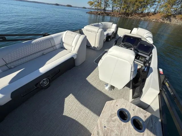 Slide: The Image of Tahoe Cascade - 23 FT Cruise Rear Bench 2025 - 26