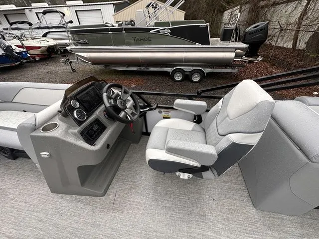 Slide: The Image of Tahoe Sport 85 - 23 FT Quad Lounger 2025 - 12