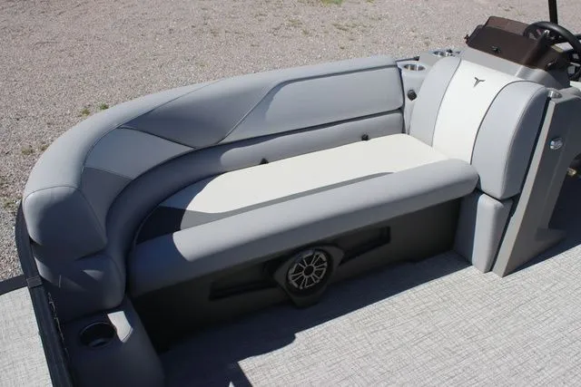 Slide: The Image of Tahoe Sport 85 - 23 FT Quad Lounger 2025 - 6