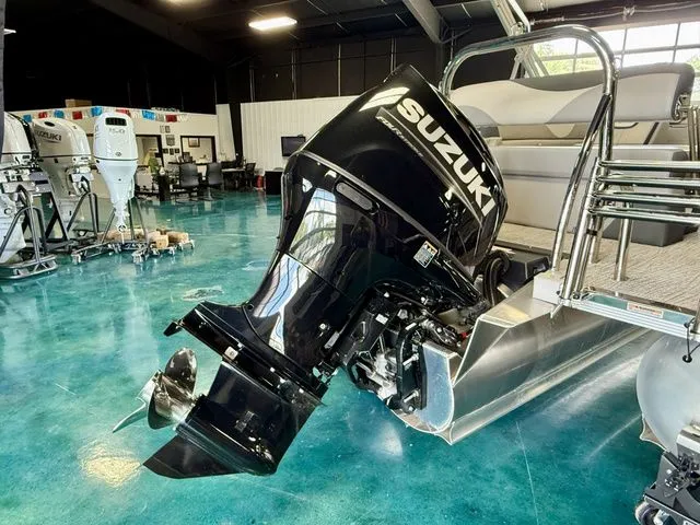 Slide: The Image of Tahoe LTZ - 23 FT Cruise Rear Bench 2025 - 14