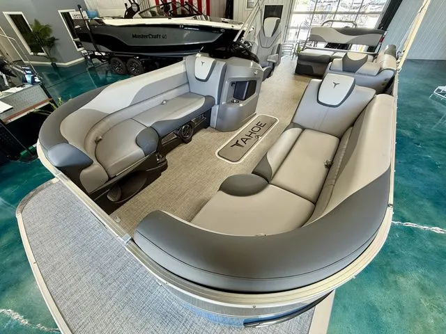 Slide: The Image of Tahoe LTZ - 23 FT Cruise Rear Bench 2025 - 16