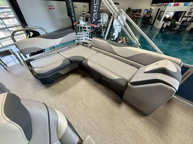 Slide: The Image of Tahoe LTZ - 23 FT Cruise Rear Bench 2025 - 19