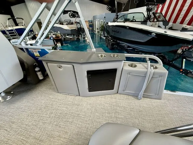 Slide: The Image of Tahoe LTZ - 23 FT Cruise Rear Bench 2025 - 20