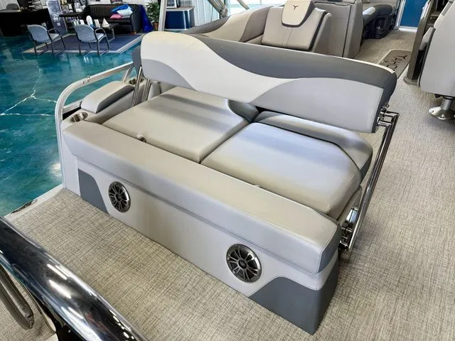 Slide: The Image of Tahoe LTZ - 23 FT Cruise Rear Bench 2025 - 21