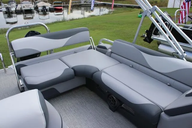 Slide: The Image of Tahoe LTZ - 23 FT Cruise Rear Bench 2025 - 4
